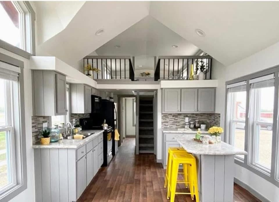 The Red Lakeview Porce - Image 2