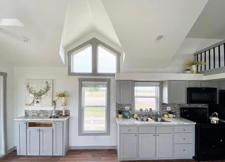 The Red Lakeview Porce - Image 3