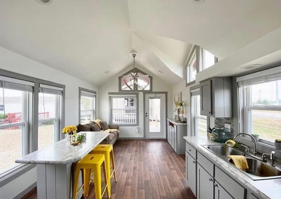 The Red Lakeview Porce - Image 4