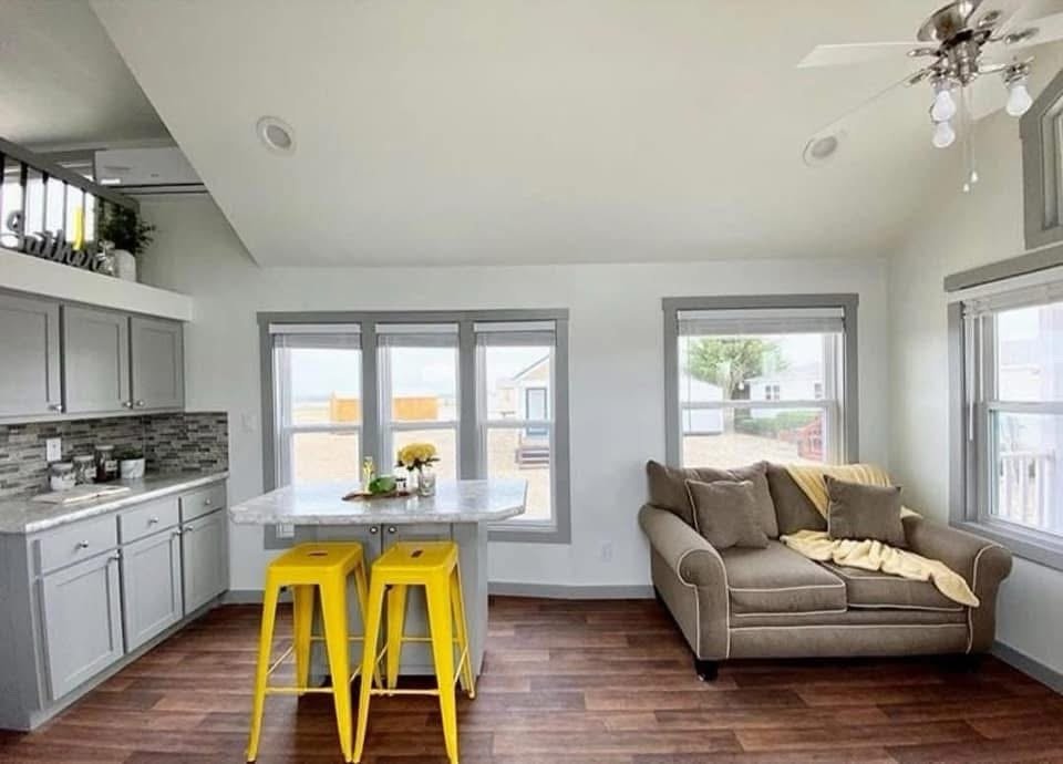 The Red Lakeview Porce - Image 5