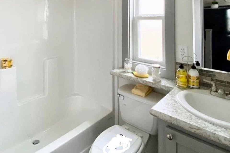 The Red Lakeview Porce - Image 8