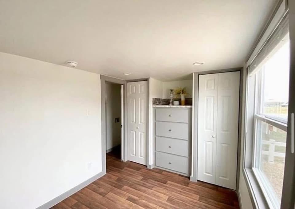 The Red Lakeview Porce - Image 7